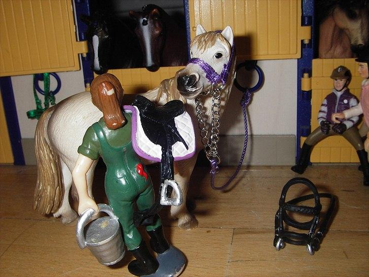 Åbent hus på Rosengaarden's Schleich Heste - - Sara giver Athene sadlen på - billede 124