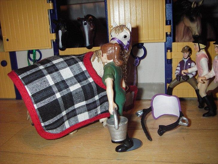 Åbent hus på Rosengaarden's Schleich Heste - - hun tager dæknet af Athene - billede 119