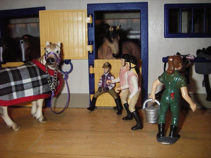 Åbent hus på Rosengaarden's Schleich Heste - - nu går hun hen for at hente sadlen - billede 116