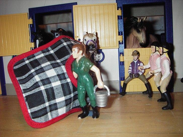 Åbent hus på Rosengaarden's Schleich Heste - - Sara giver Athene dækken på - billede 114