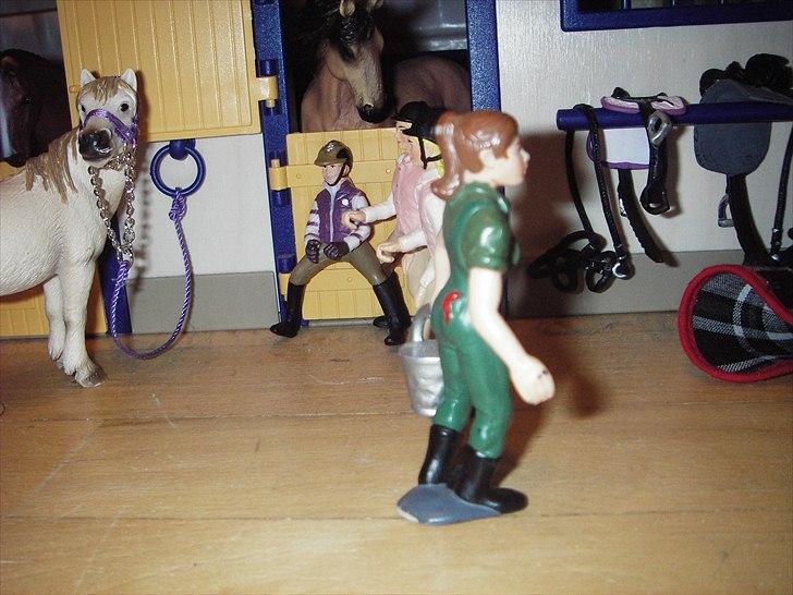 Åbent hus på Rosengaarden's Schleich Heste - - og går hen for at hente dæknet - billede 110