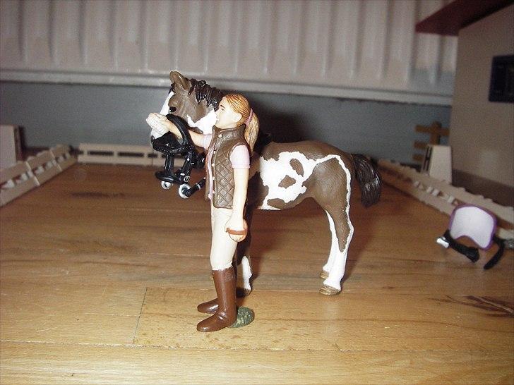 Åbent hus på Rosengaarden's Schleich Heste - - hun tager hovedtøjet af - billede 167