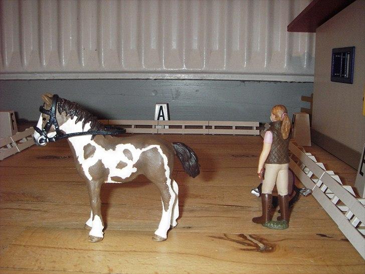 Åbent hus på Rosengaarden's Schleich Heste - - og går over med sadlen - billede 166