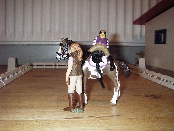 Åbent hus på Rosengaarden's Schleich Heste - - Katrine sidder af - billede 163