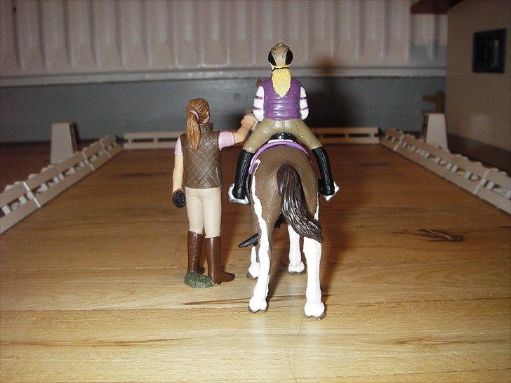 Åbent hus på Rosengaarden's Schleich Heste - - Sanne trækker Katrine og Hiawatha ind på midten - billede 162