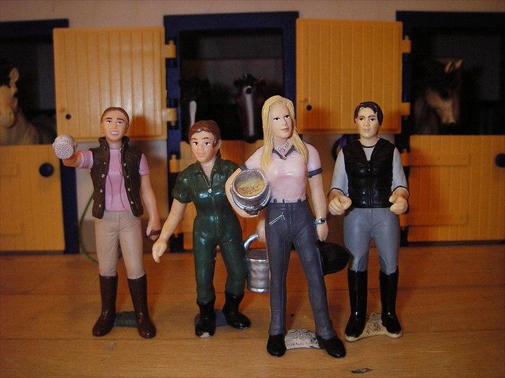 Åbent hus på Rosengaarden's Schleich Heste - Mandskabet på Rosengaarden: (fra venstre) Sanne (hun står for horsemanship og tilridning), Sara (hun står for staldarbejdet), Alice (ejeren) og Karen (ridelæren og Petrines mor) billede 1