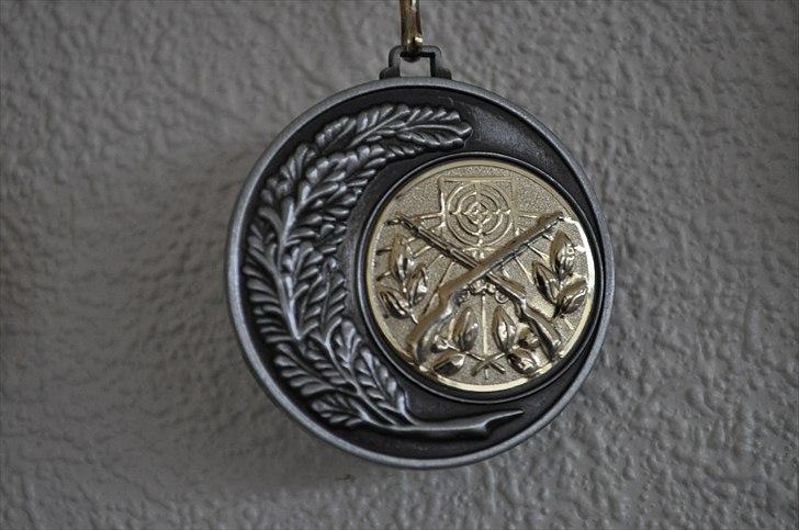 Medaljer og pokaler.. fra skydening :) - 1 plads luftgræver 15m 2010 billede 4
