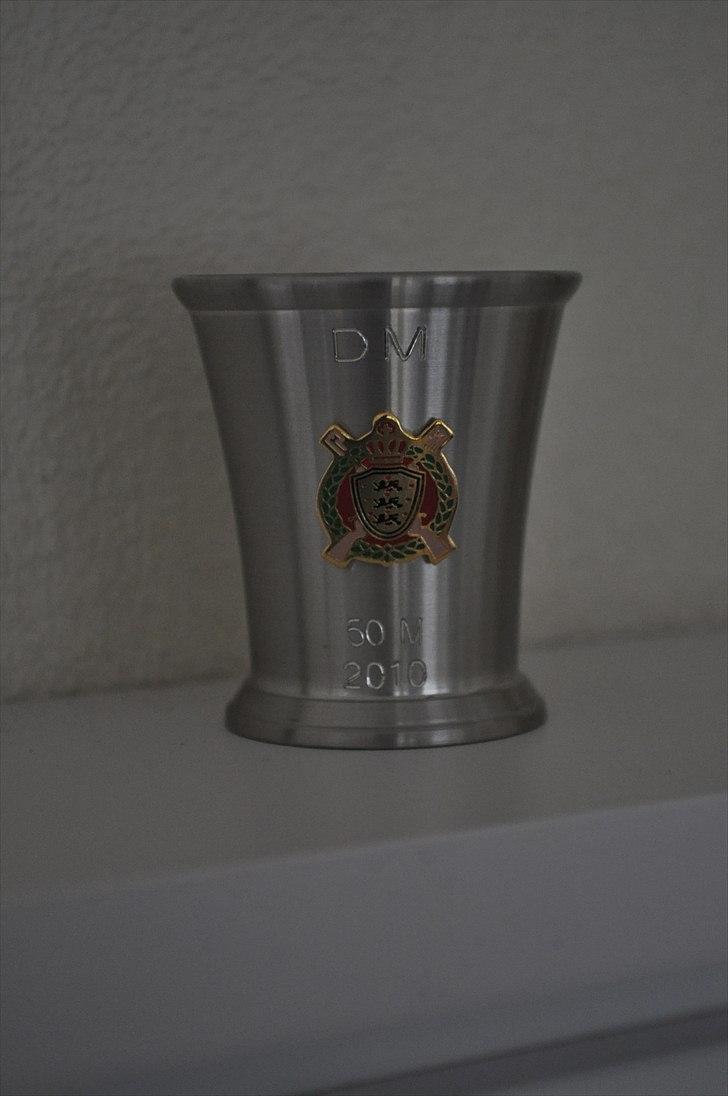 Medaljer og pokaler.. fra skydening :) - En fra DM man skulle bare skyde over et tal og så kunne man hente den når man skulle hjem..
tror nok jeg blev 36 udaf rigtig mange ca 200 50m 2010 første DM billede 7