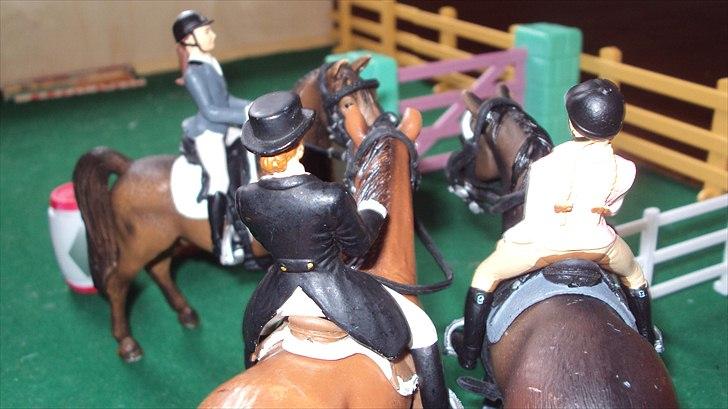 Min Schleich stald - Her hyggesnakker rytterne lidt ;-) billede 6
