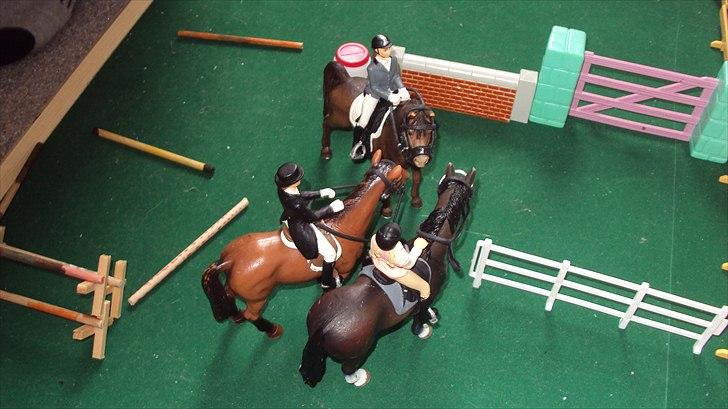 Min Schleich stald - Her er springbanen. billede 7