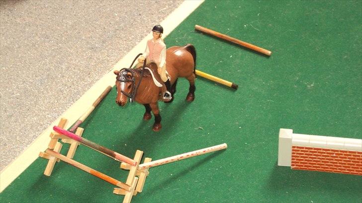 Min Schleich stald - Her springer vi de nye bomme. billede 9