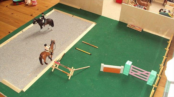 Min Schleich stald - Dressurbanen og springbanen. billede 10