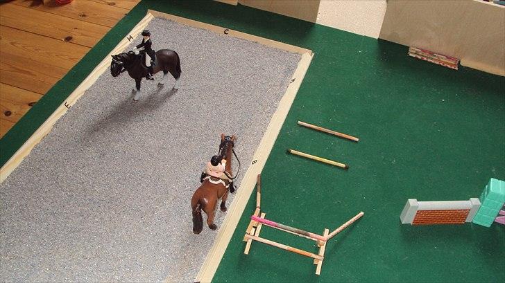 Min Schleich stald - Her er to ryttere på dressurbanen. billede 5