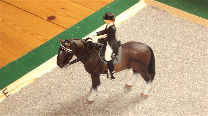 Min Schleich stald - Her er en dressurrytter på sin store hest. billede 12