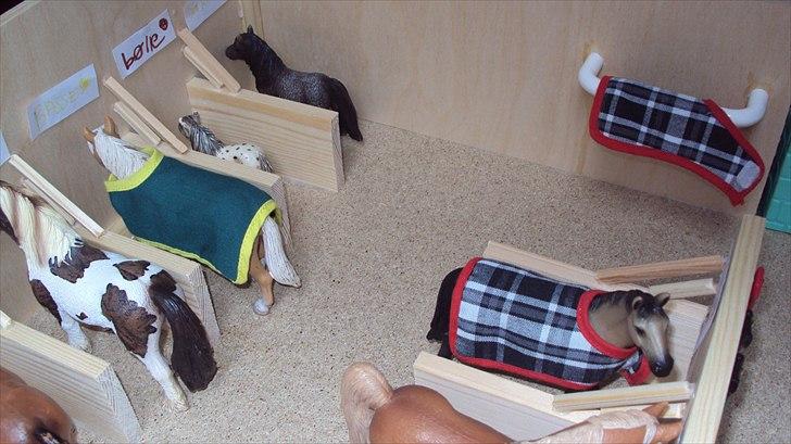 Min Schleich stald - Her er lidt af den ene ende af stalden, hvor hestene står i spiltov. billede 13