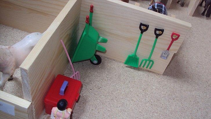 Min Schleich stald - Her er plads til trillebør, greb og man kan også strigle sin hest her. billede 14