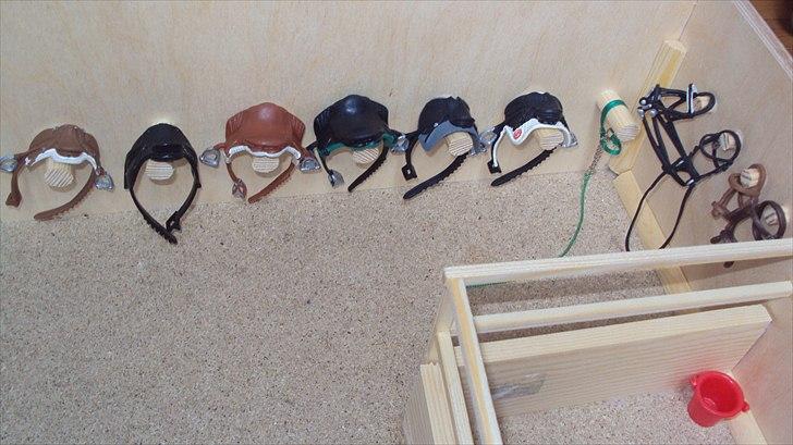 Min Schleich stald - Her hænger alle sadlerne. billede 15