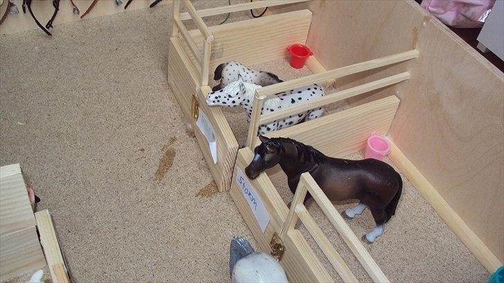 Min Schleich stald - Her er to af boksene. billede 16