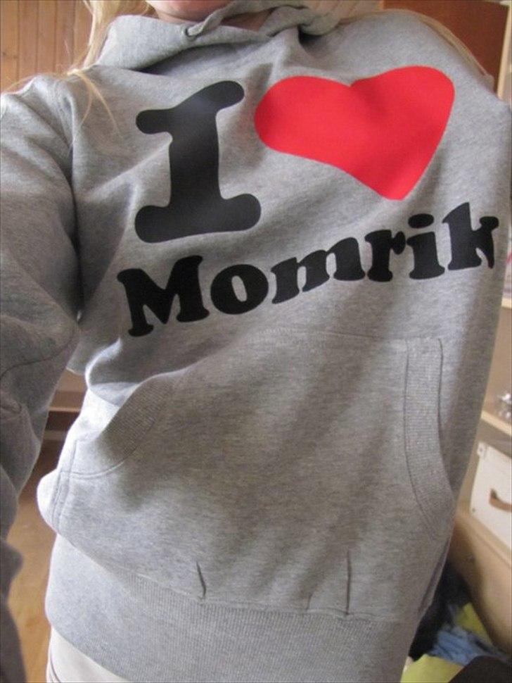 Seje ting!:D - Der står Emilie Petersen ned af højre ærme:D
-Elsker den<3
Copyright©emilie&momrik
 billede 8