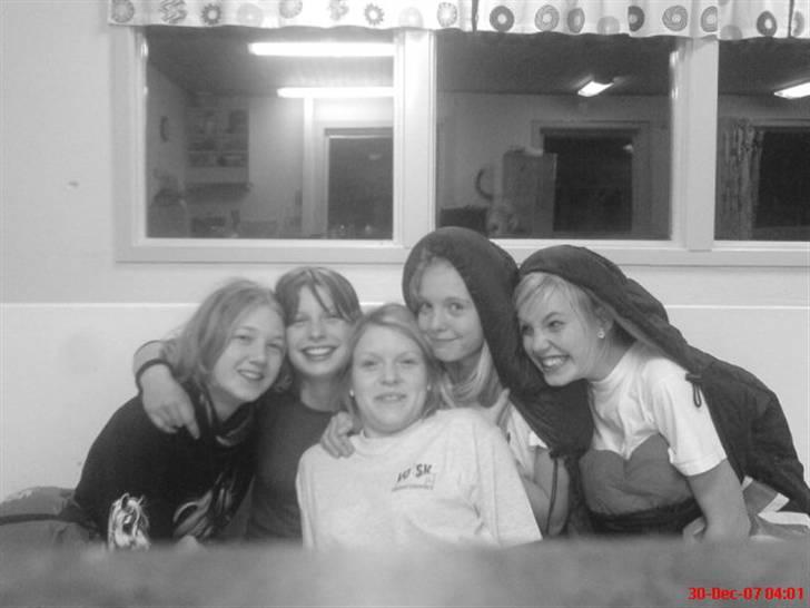 Holder rigtig meget af jer <3 - Helt ude til venstre er Camilla, så Mille, mig i midten, så Malene, helt til højre Anna <3
I er så skønne :) billede 3