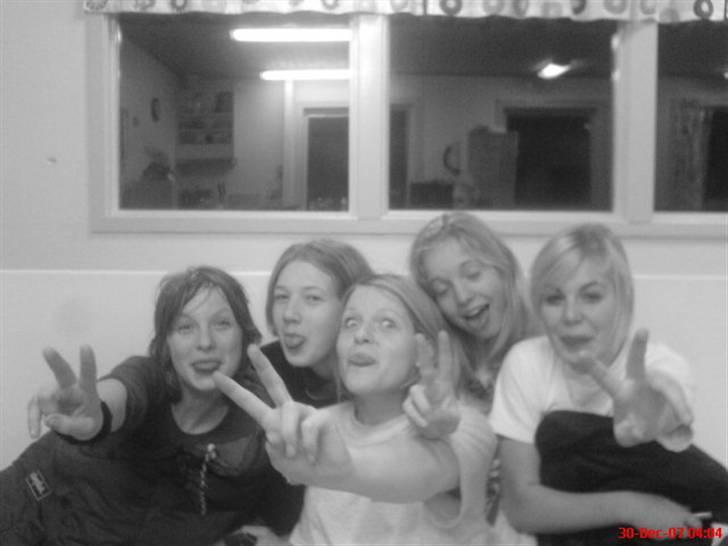 Holder rigtig meget af jer <3 - Helt ude til venstre er Mille, så Camilla, mig i midten, så Malene, helt til højre Anna <3
 billede 4