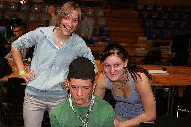 NPF#11 DK'S STØRSTE LAN!  - Se dum ud for en 5'er! :-P 
Signe og jeg og ham drengen vi fik gaffertapet fast til en stol søndag eftermiddag inden LAN'et sluttede :-P billede 12