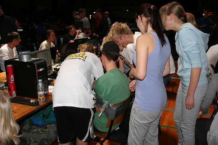 NPF#11 DK'S STØRSTE LAN!  - Hans venner BAR ham over til ahns computer på stolen xD billede 13