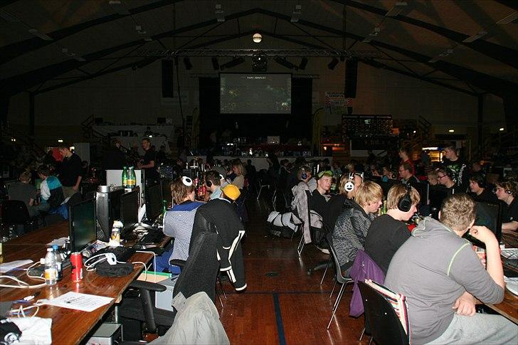 NPF#11 DK'S STØRSTE LAN!  - Fra min plads og op mod scenen :-P billede 18