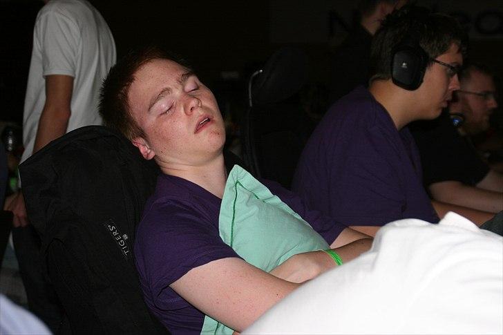 NPF#11 DK'S STØRSTE LAN!  - HAHAH! :-D SÅ konge! Næbdyret Berry sover tungt xD billede 21