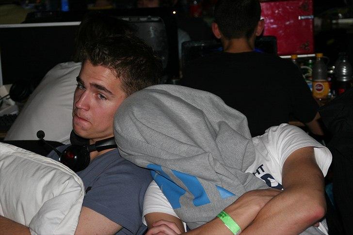 NPF#11 DK'S STØRSTE LAN!  - 2 meget trætte gamervenner :-P Patte og Christian :-P billede 23