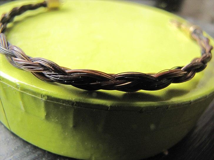 Seje ting!:D - Mit kæreste eje, mit armbånd lavet af hår fra Momrik's hale også fra min fars familie:D
Copyright©emilie&momrik
 billede 18