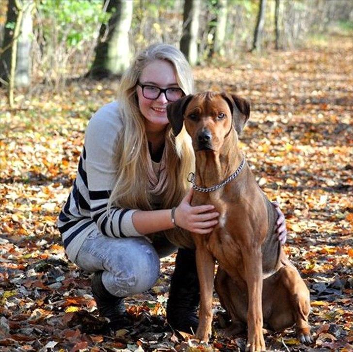 Isabella Larsen :o)  - Isabella Rodsted Larsen
- Mig og min dejlige hund <3 Efterår 2010 billede 2