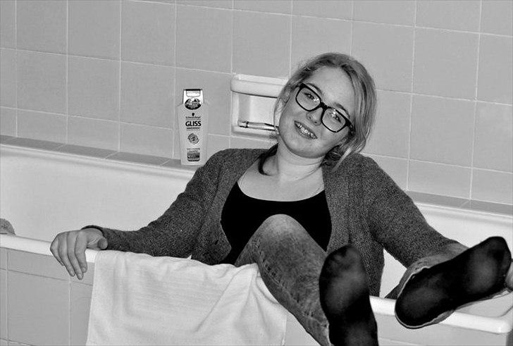 Isabella Larsen :o)  - Isabella Rodsted Larsen
- I dejlige Sara's badekar, Januar 2011 :) billede 3