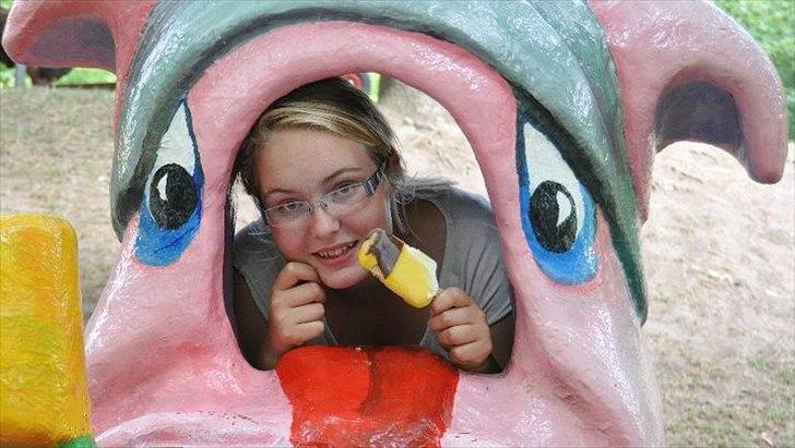 Isabella Larsen :o)  - Isabella Rodsted Larsen
- Bonbon Land, sommer 2011 <3 billede 5