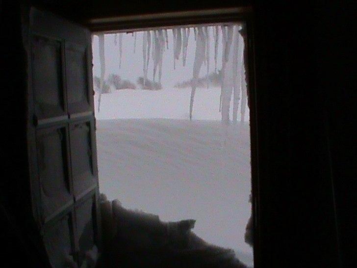 Billeder af sne - massere af sne -! - 4) Billede taget ud af vores hovededør ud mod vejen :). billede 4