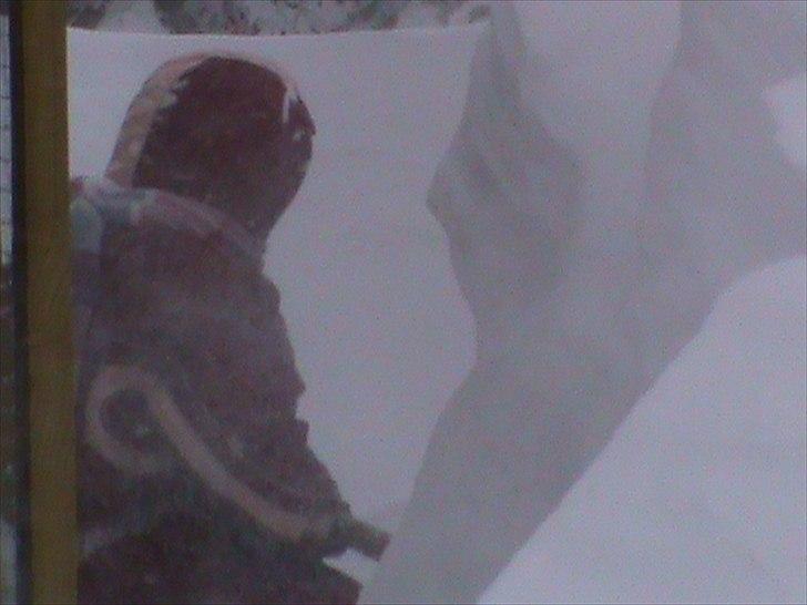 Billeder af sne - massere af sne -! - 13) Mig der skal til at grave c(: billede 13