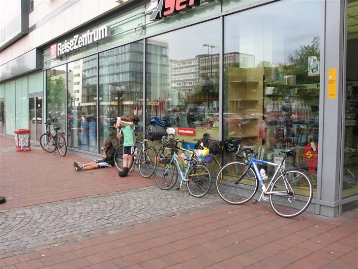 På cykel til Italtien, 2007 - Uden for Hamburg togstation. billede 16