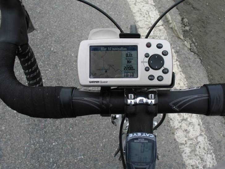 På cykel til Italtien, 2007 - Cykel GPS lånt af Michael Cramer. Kæmpe hjælp til navigering + og måling af højder. Og specielt sjovt at kunne se turen, da vi kom hjem og udskrev kort, incl. højdekurver!
 billede 37