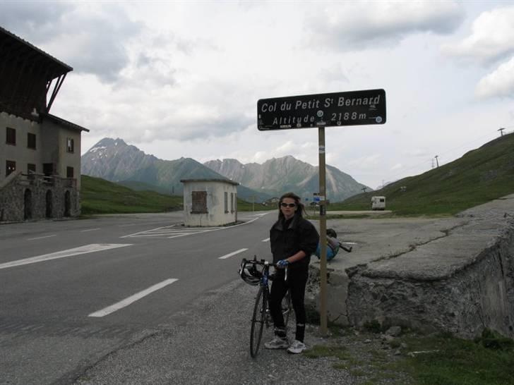 På cykel til Italtien, 2007 - På toppen af Col du Petit St. Bernard, og grænsen til Italien, 2188 m højde, fra Mouties i 475 m højde. billede 44