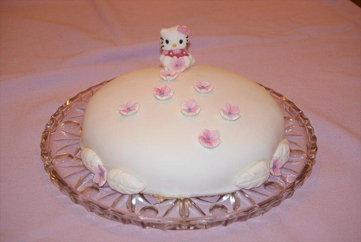 Kager - Børnefødselsdagskage med Hello Kitty billede 11