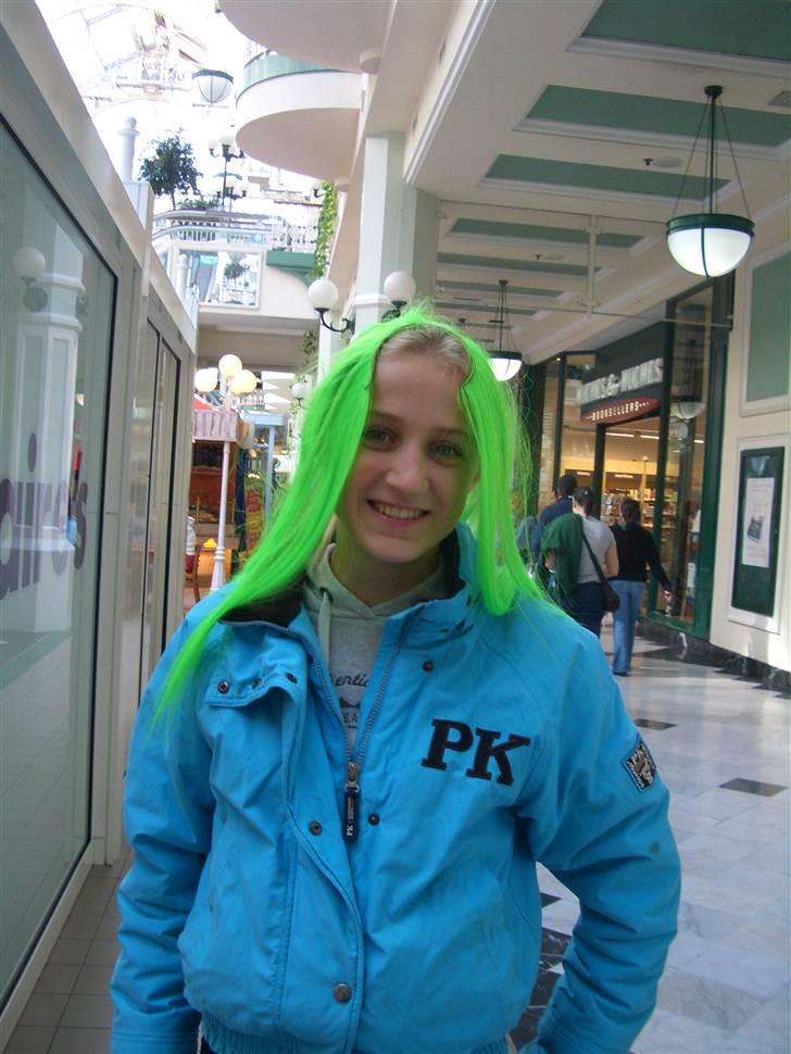 Med klassen i Dublin :) - Jeg skulle da lige prøve en paryk med grønt hår :P billede 1
