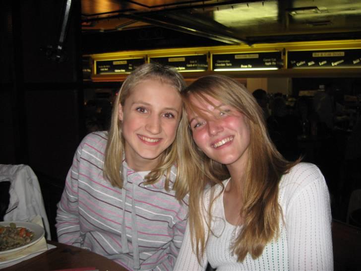 Med klassen i Dublin :) - Mig til venstre og Michala til højre, her er vi på restaurant, hvor vi fik mega klam mad :S billede 2