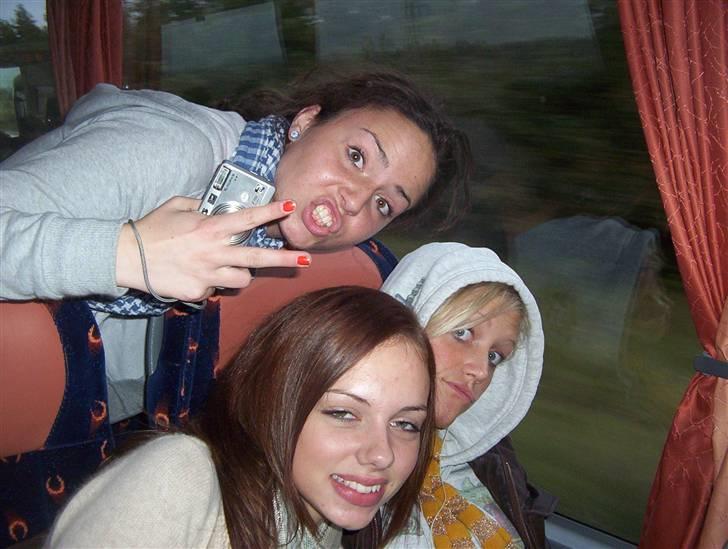 Med klassen i Dublin :) - Tina øverst, Camilla til venstre og Line N. til højre, i bussen.. billede 3