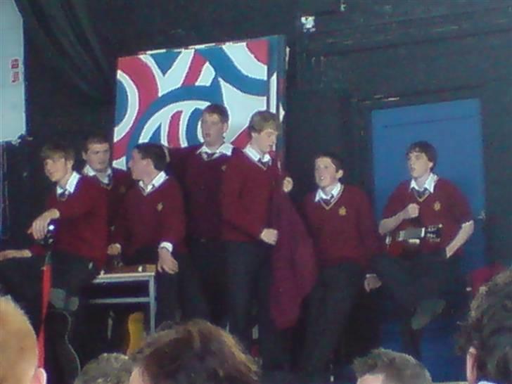 Med klassen i Dublin :) - Vi skulle da lige besøge en katolsk drengeskole :P billede 4