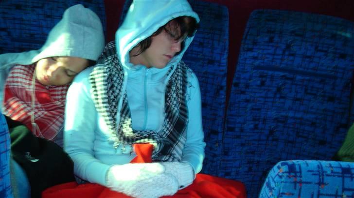 Med klassen i Dublin :) - Tina til venstre og Lulle til højre :P de var vidst lidt trætte da vi skulle et smut til Belfast :P billede 6