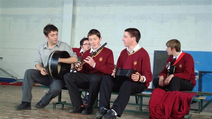 Med klassen i Dublin :) - Drengene på den katolske drengeskole, skulle da lige spille musik for os :P og selvfølgelig var det irsk folkemusik :S billede 7