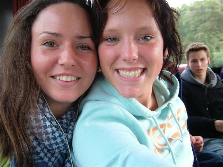 Med klassen i Dublin :) - Tina til venstre og Lulle til højre :P Carl Johan i baggrunden billede 16