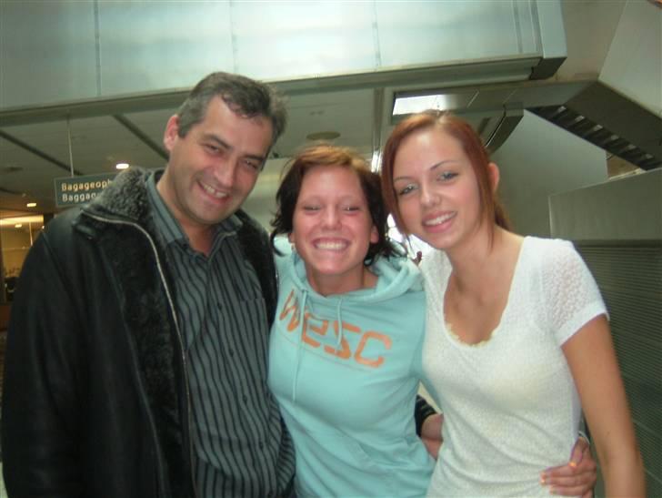 Med klassen i Dublin :) - Vores ynglings fysik lærer Preben til venstre, Lulle i midten og Camilla til højre billede 17