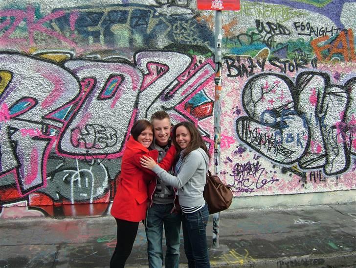 Med klassen i Dublin :) - Lulle til venstre, Dennis i midten og Tina til højre billede 22