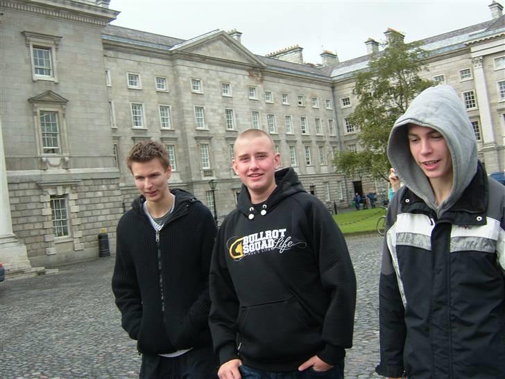 Med klassen i Dublin :) - Gangsterne :P
Carl Johan til venstre, Paller i midten og Frederik til højre billede 24